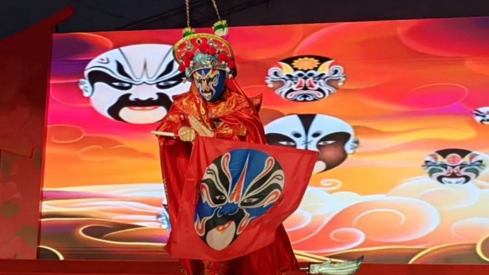 「同鄉社團家鄉市集嘉年華」圓滿落幕 四川街區特產引熱購 川劇變臉展蜀地風韻 青委會榮膺「動感全運 樂聚維園」最佳團隊攤位殊榮
